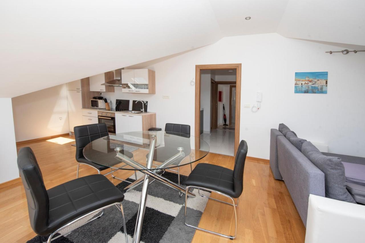 Sunny Attic Apartment With Balcony & Modern City Apartment With Outdoor Area, No Balcony Trogir Exterior photo